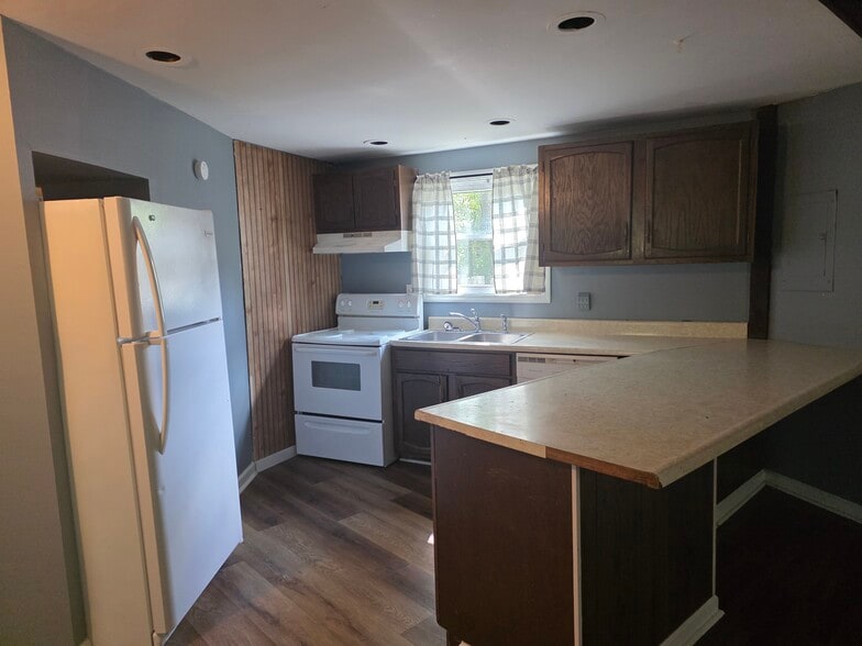 Kitchen - 216 Roundhouse Rd