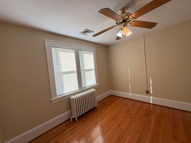 Building Photo - Grandin Home!