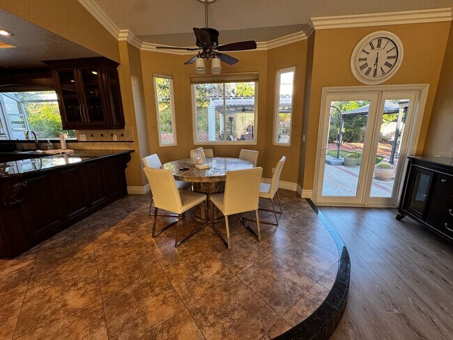 Building Photo - Custom Estate