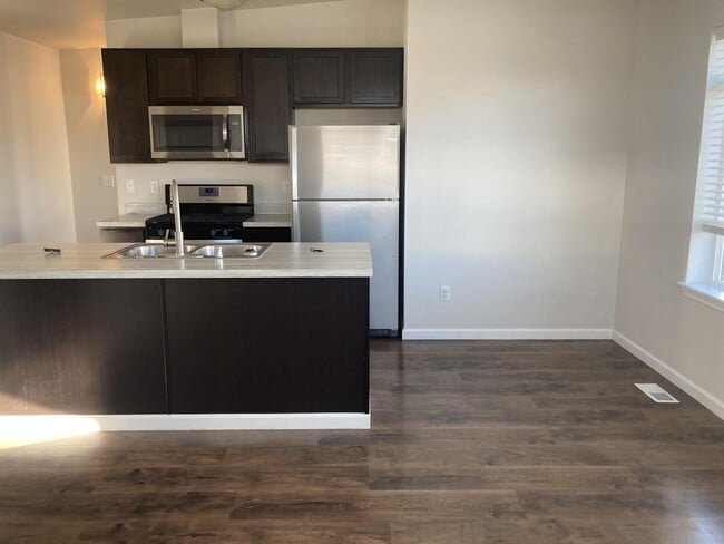 Building Photo - 156 Willow View Circle