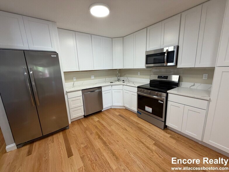 Building Photo - 1751 Beacon St