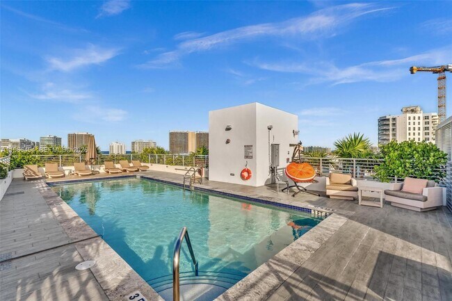 Building Photo - 9901 E Bay Harbor Dr