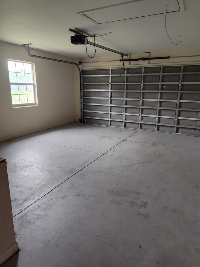 Building Photo - Inviting 3 Bedroom, 2 Bath Home in Desirab...