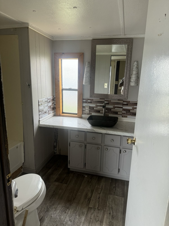 Building Photo - Move in ready 2 bedroom, 1 bathroom home i...