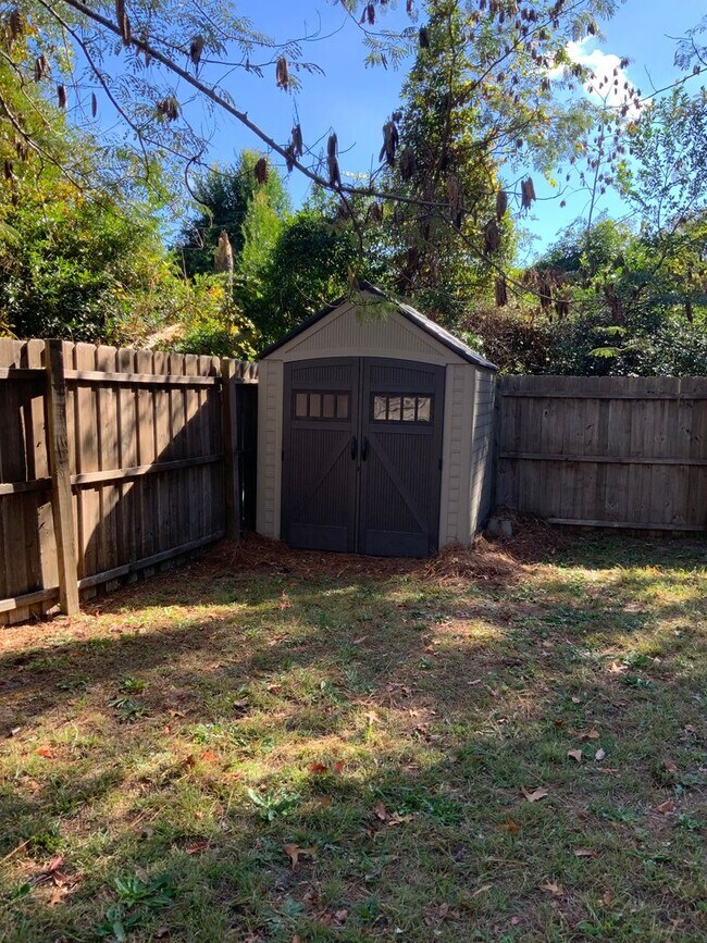 Building Photo - 235 N Pecan St
