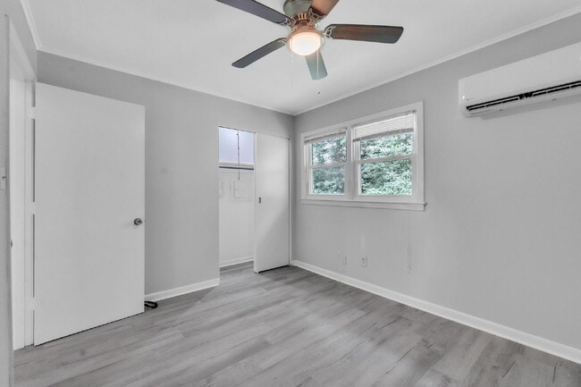 Building Photo - Newly renovated 2 BR / 1 BA Duplex in hear...