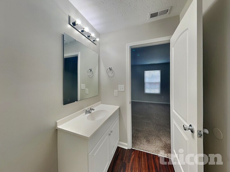 Building Photo - 1621 Bridgecreek Crossing