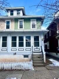 Building Photo - Spacious 4 Bedroom Home Available Now!