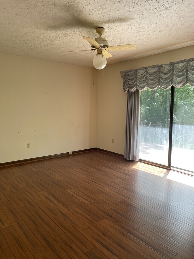 Building Photo - 170 Longview Dr