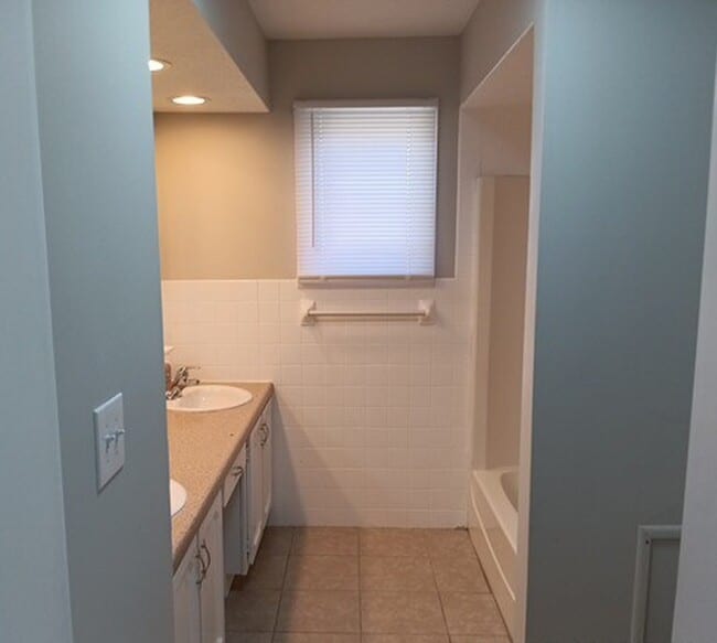 Building Photo - 2201 Saratoga Dr