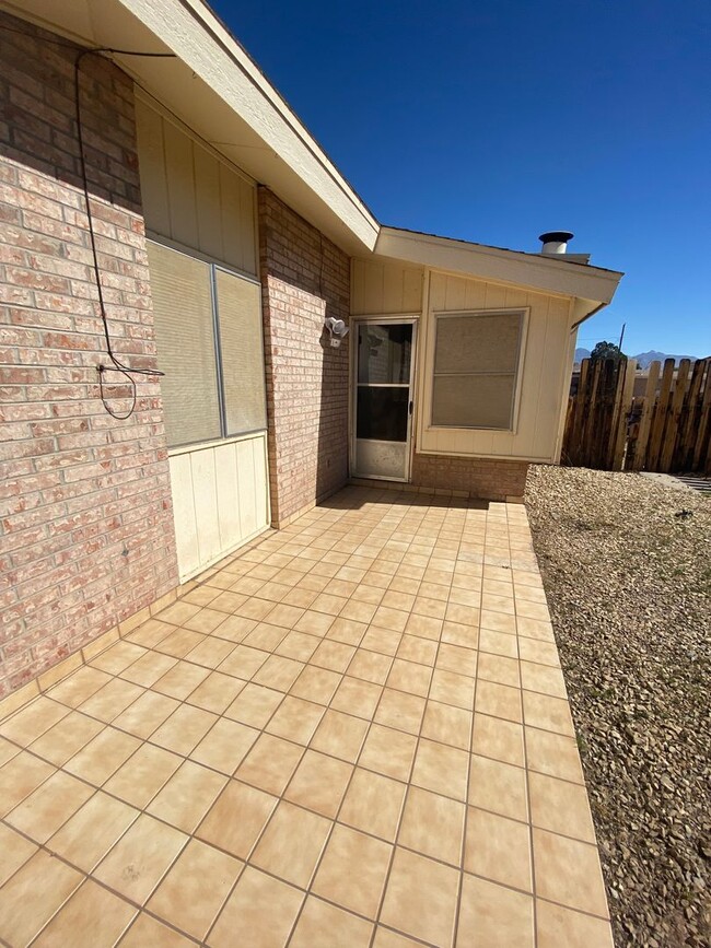 Building Photo - Cute 2 bedroom, 2 bath duplex, spacious ba...