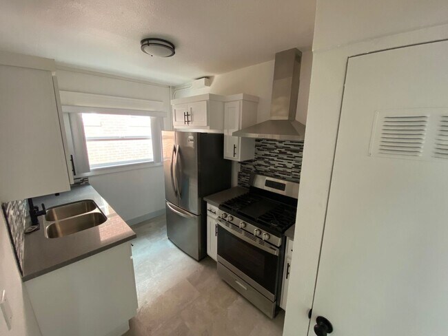 Building Photo - MOVE IN SPECIAL - Modern DTLB living with ...