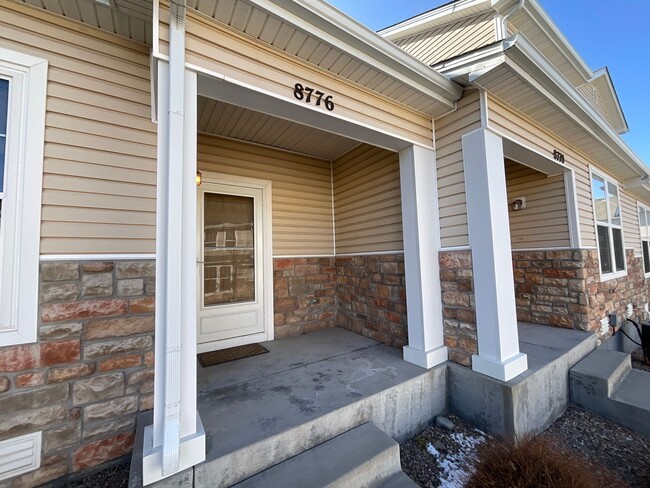 Building Photo - 2 Bedroom Townhome Available Near Constitu...