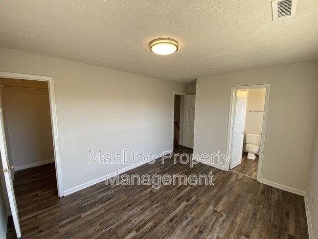 Building Photo - 105 Raquel Ct