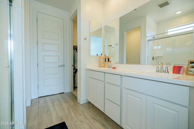 Building Photo - 21513 E Sparrow Dr