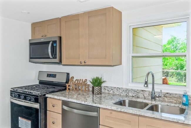 Building Photo - 204 Mill St