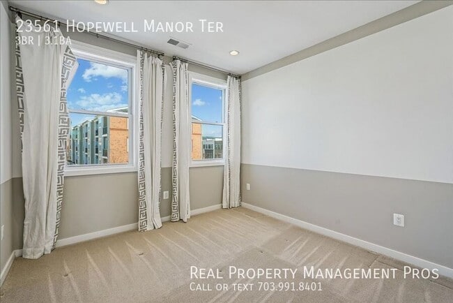 Building Photo - 23561 Hopewell Manor Terrace