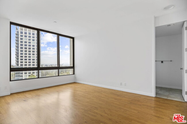 Building Photo - 10350 Wilshire Blvd