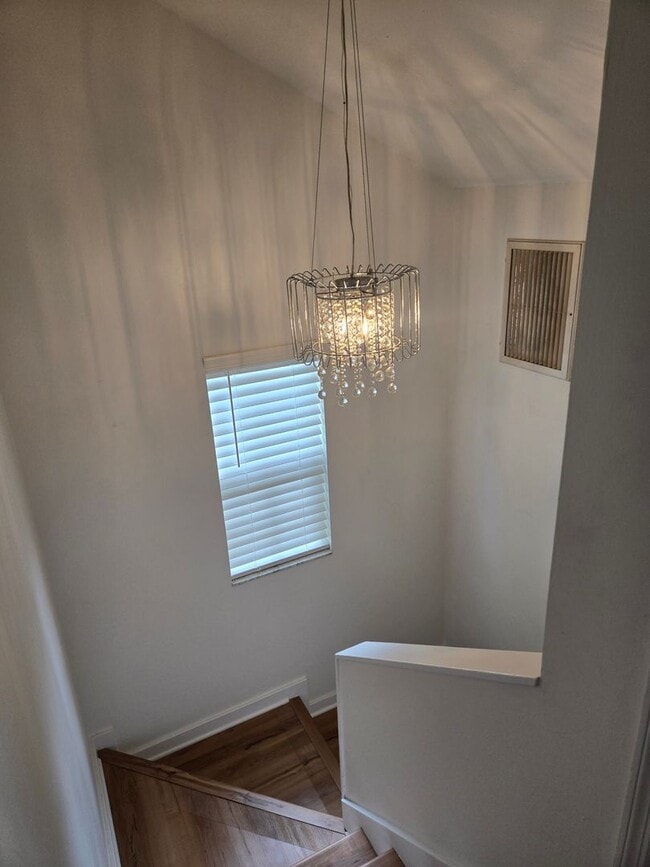 Building Photo - Spacious 2-bedroom, 1.5-bath end-unit townhouse in Carriage House