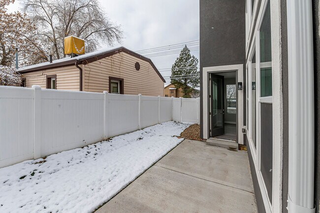 Building Photo - 712 E Zekes Ct