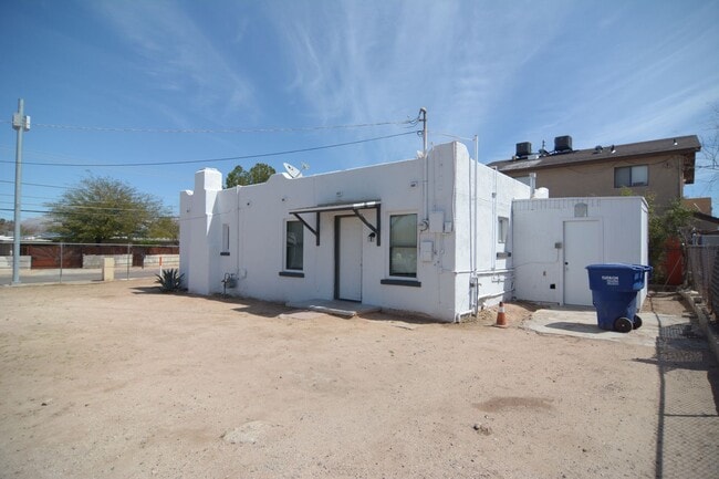 Building Photo - Charming 2 Bedroom 1 Bath Home! Close to t...
