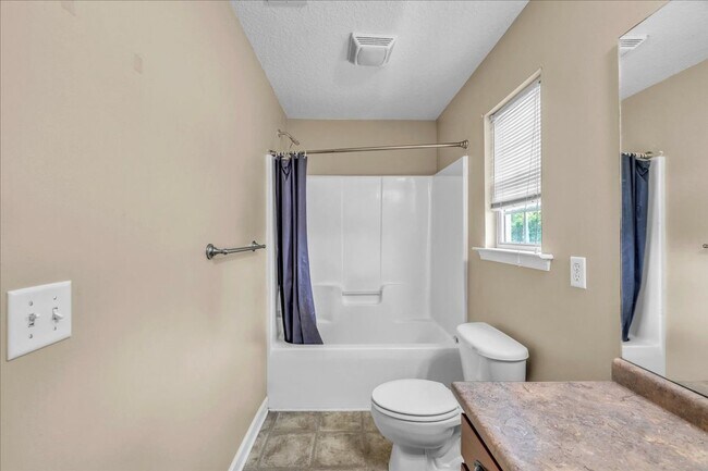 Building Photo - Spacious 4 Bed, 2.5 Bath in White Oak