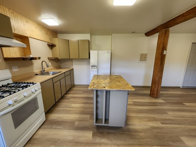 Building Photo - Wildlife abundant, log 2bdrm/1ba lower apa...
