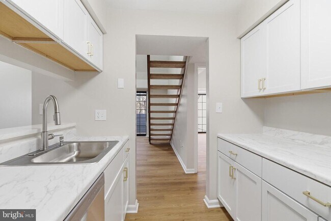 Building Photo - 1647 Carriage House Terrace