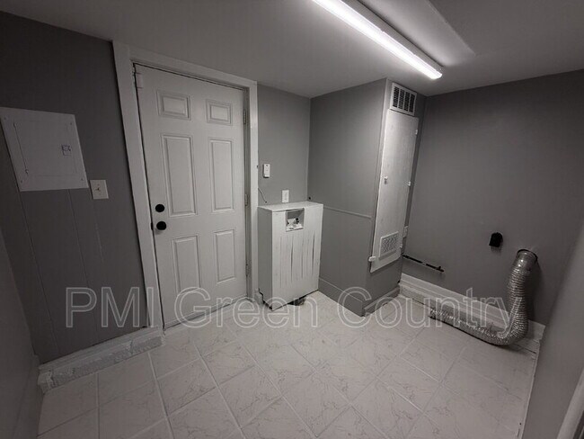 Building Photo - 9108 E Marshall St