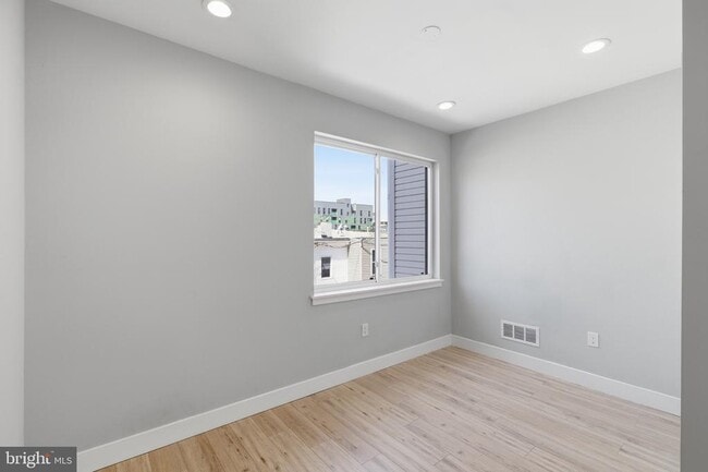 Building Photo - 1448 N Myrtlewood St