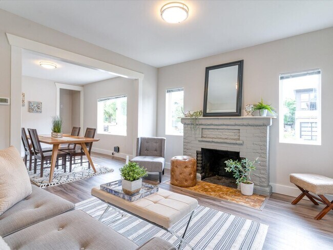 Building Photo - Beautifully remodeled corner lot Roosevelt Home