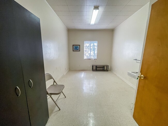 Building Photo - 13 Bedrooms 3 Bathrooms for rent in LOVING NM