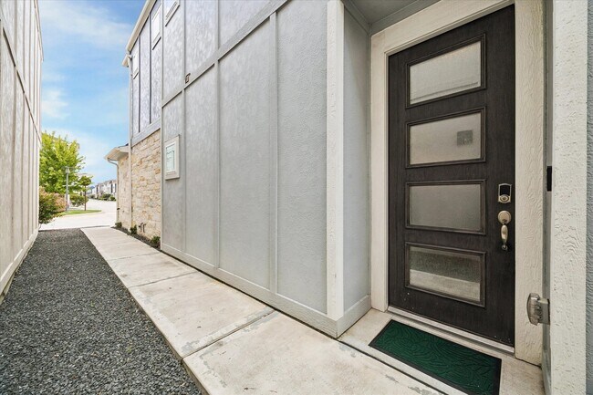 Building Photo - 9808 Rugged Oaks Dr