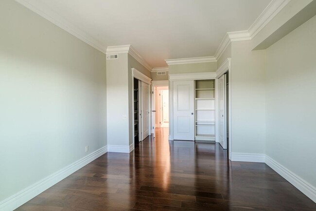 Building Photo - Gorgeous 2 Bed / 2 Bath Top Floor Condo wi...