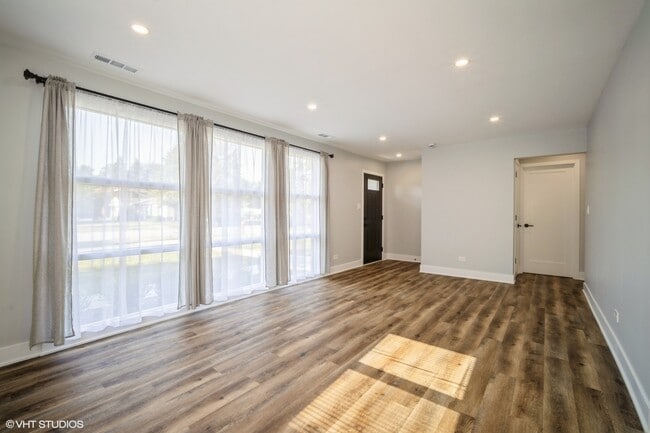 Building Photo - 648 Oakwood Ct