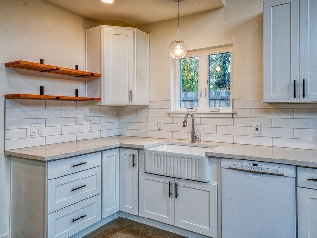 Building Photo - 2Bed 2Bath Home with Washer/Dryer!