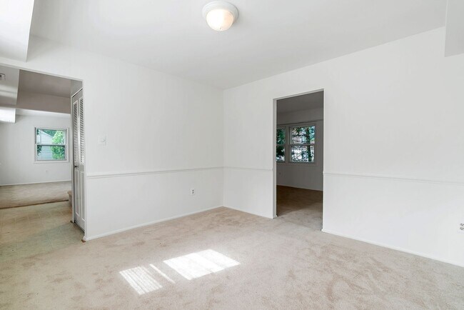 Building Photo - Fantastic 4 Bed 2.5 Bath Colonial Home Sou...