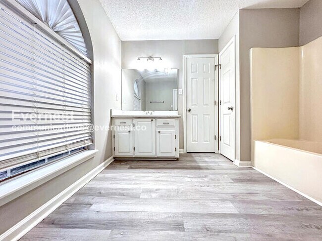 Building Photo - Limited Time Special Offer / 5 Bed, 3.5 Bath Home with Attached Garage / Pet-Friendly / Vouchers ...