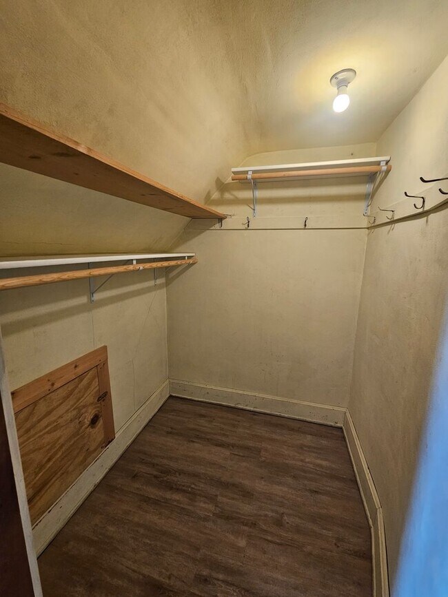 Building Photo - 1-603 1/2 N Superior Ave