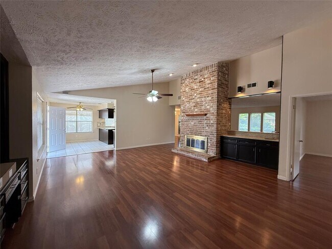 Building Photo - 3031 Green Fields Dr