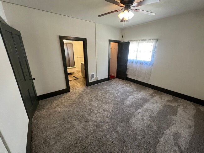 Building Photo - 2 Bed 1 Bath Newly Remodeled Home w/ Fence...