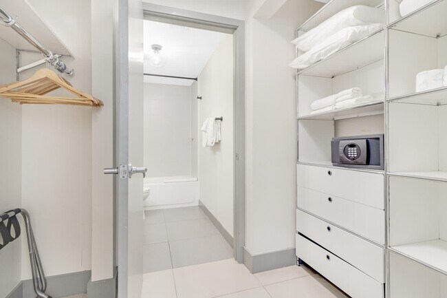 Building Photo - 1700 SW 2nd Ave