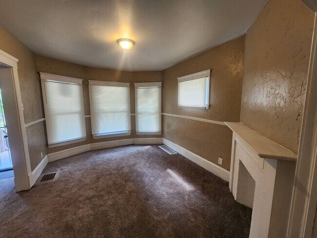 Building Photo - Charming 4-Bedroom Property in Prime Location