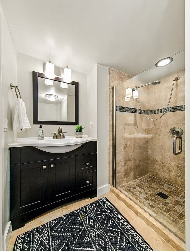 Building Photo - Capitol Hill View Home