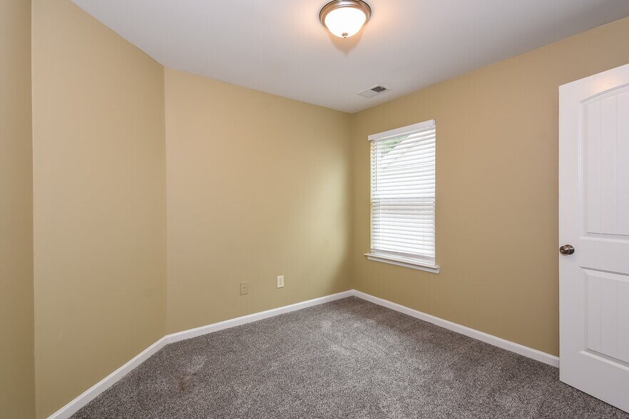 Building Photo - 526 Hill Crest Cir