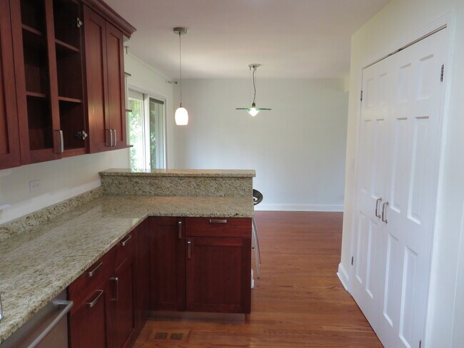 Building Photo - 932 Brantwood Ave