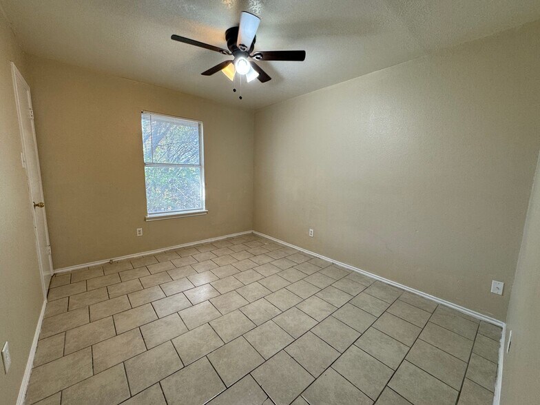 Building Photo - 1705 Cedarhill Dr