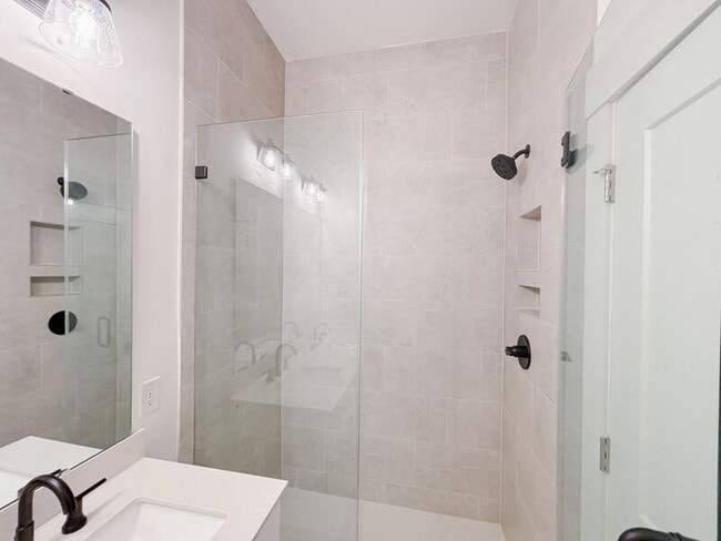 Building Photo - 16 Nats Ct