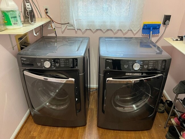 Building Photo - ***Coming Soon*** Spectacular 3 Bed 3.5 Bath Brick Home in Scenic Riverview Estates