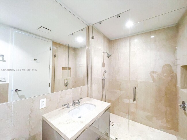 Building Photo - 15701 Collins Ave